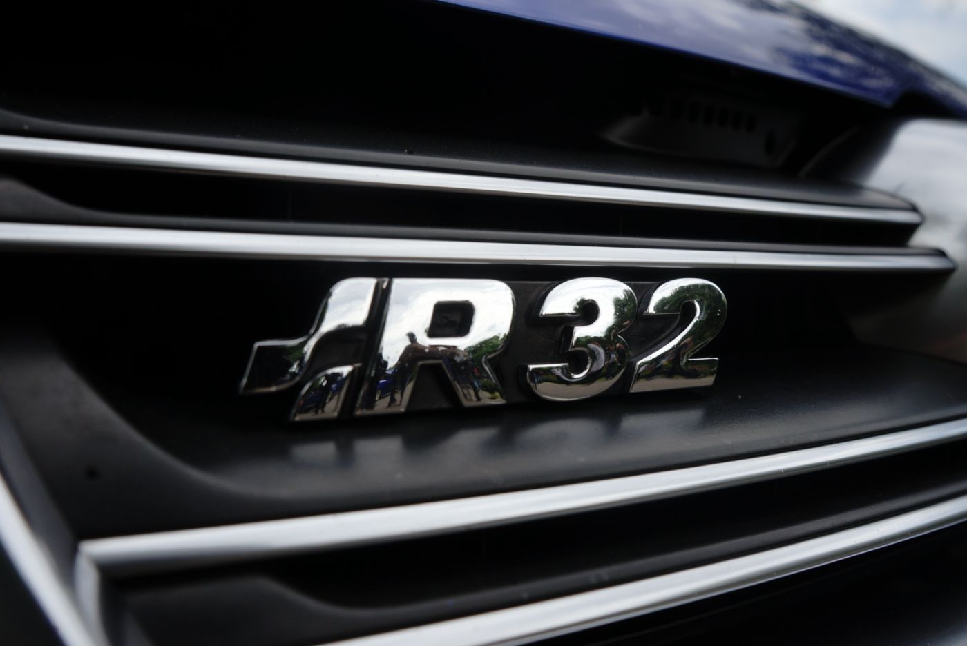 Emblemă R32 pe grila unui Volkswagen Golf, detaliu