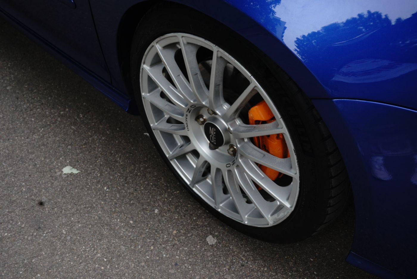 Ședință foto automotive: jantă cu etrier portocaliu pe un Golf R32 albastru