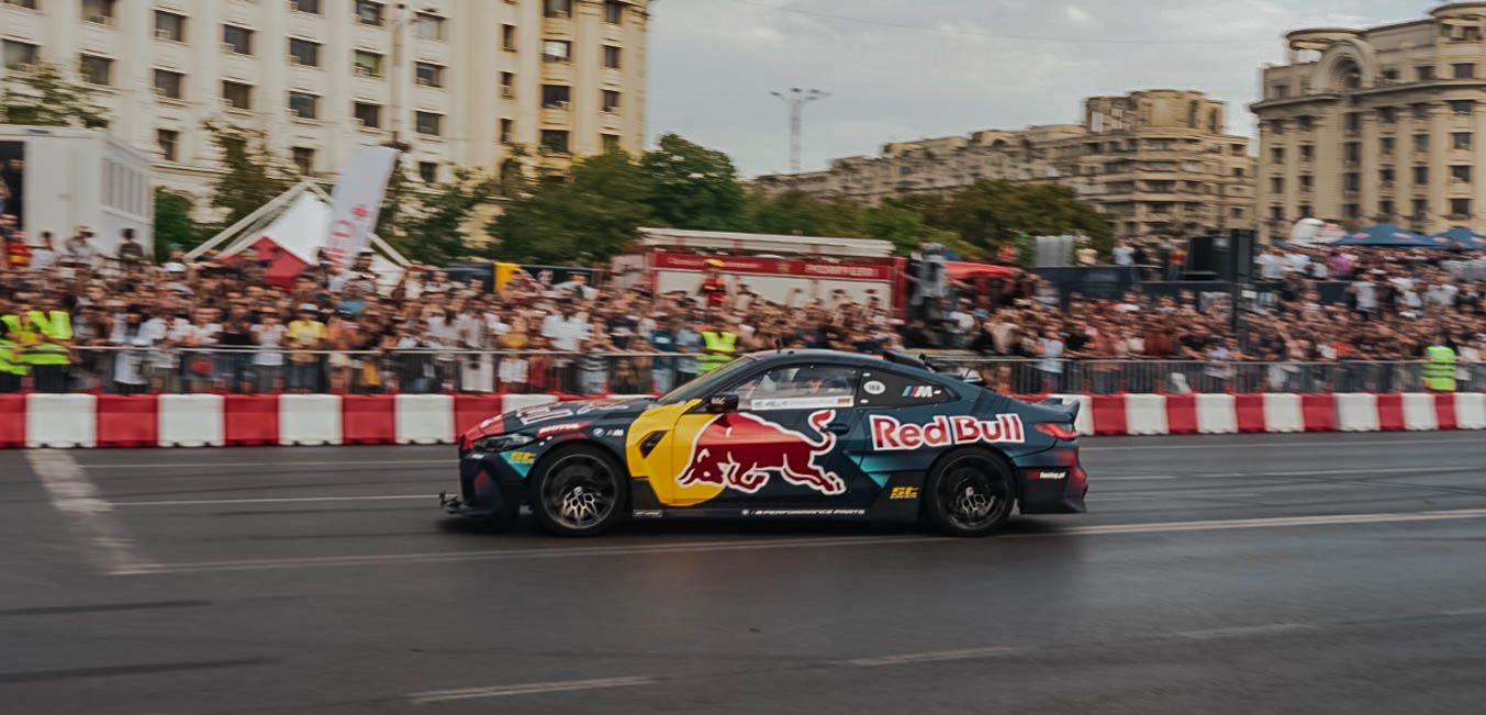 Filmare comercială pentru brand: BMW M4 Red Bull în drift, public în fundal