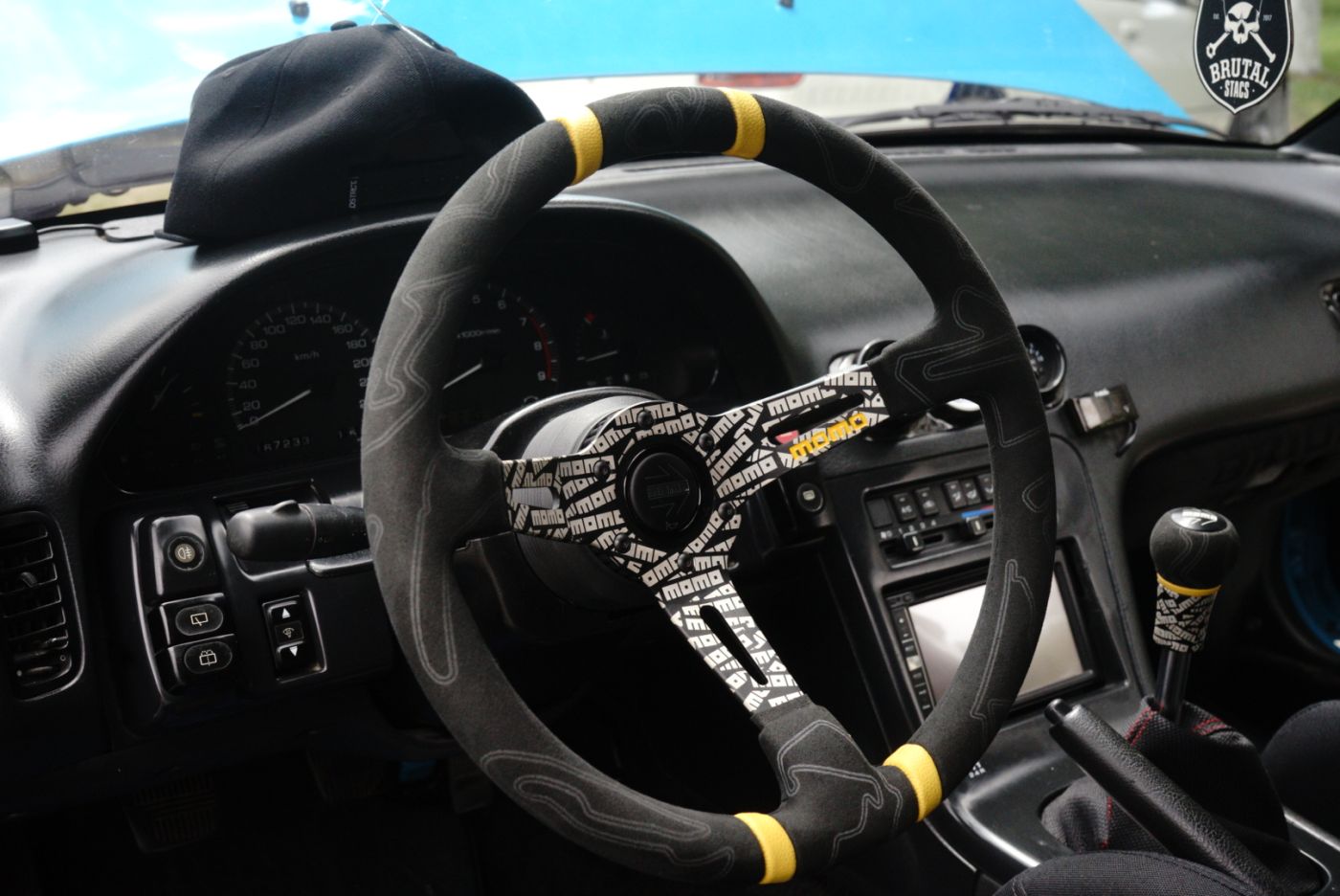 Volan sport, detaliu interior la întâlnire auto